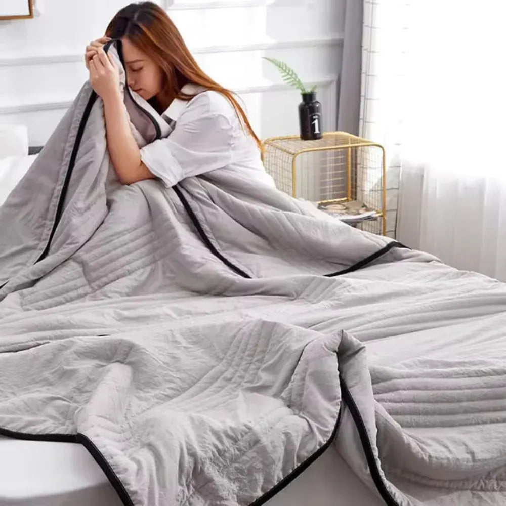 Lightweight Cooling Blanket for Hot Sleepers – Gentle Soft Skin-Friendly Bedding