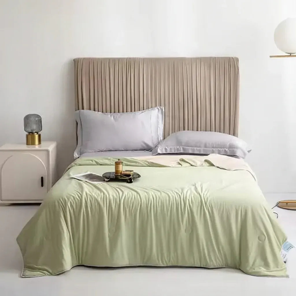 Lightweight Summer Cooling Blanket with Moisture-Wicking Soft Fabric