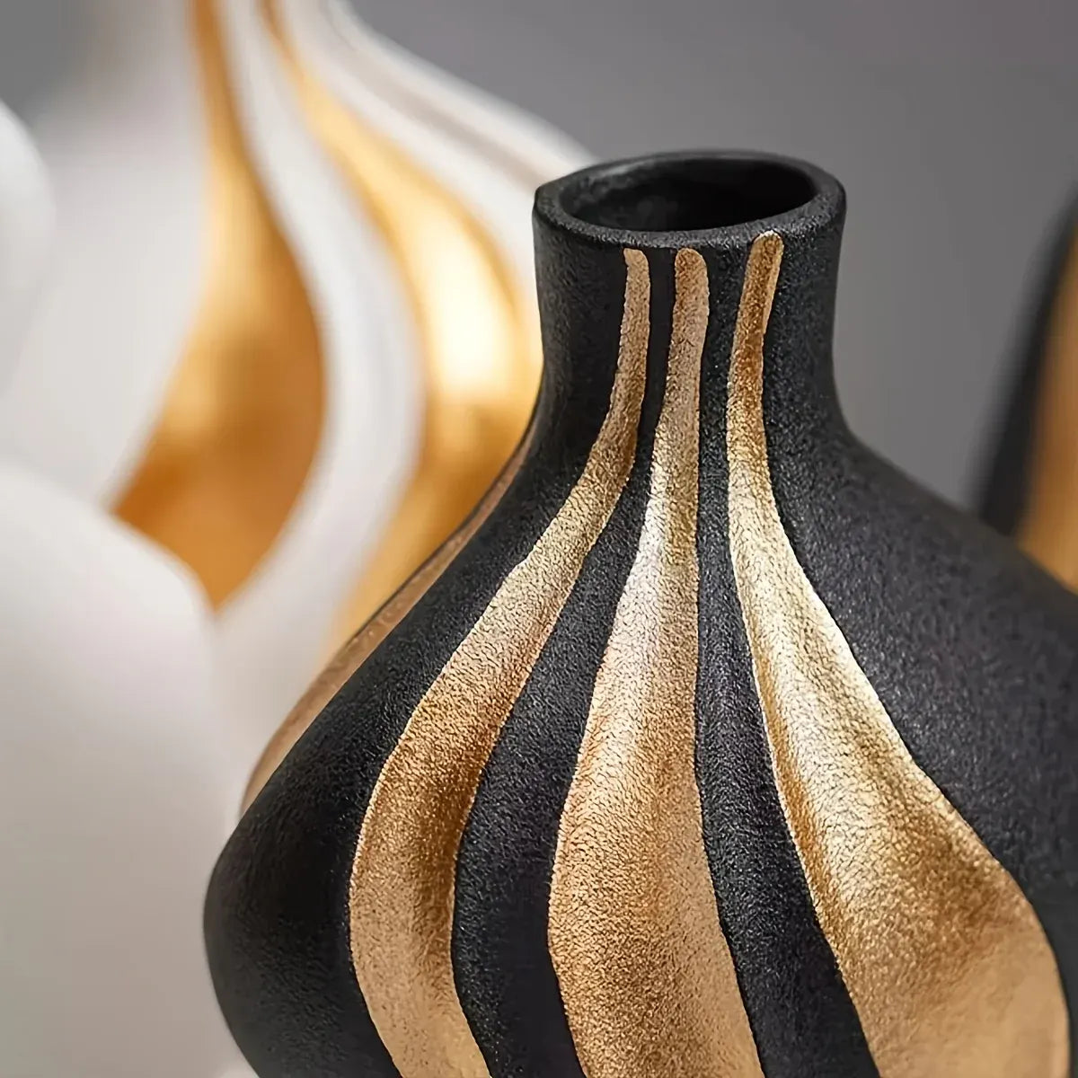 Modern Ceramic Vase in Black & White with Gold Accents – Elegant Tabletop and Mantelpiece Decor